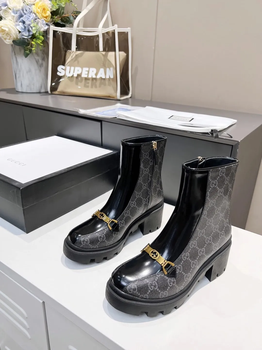 👟👟Ex-factory price 540👟👟 The new version of GUCCI is on sale...🔥 It has a retro British style and is decorated with metal LOGO on the front. Heel height: 6cm Fabric: Open edge beads ➕Special material, lining/foot pads: upgraded cowhide 🐂 Color: black Size: 34-40. (34 and 41 42 need to be customized) Packaging: Comes with card and cloth bag.